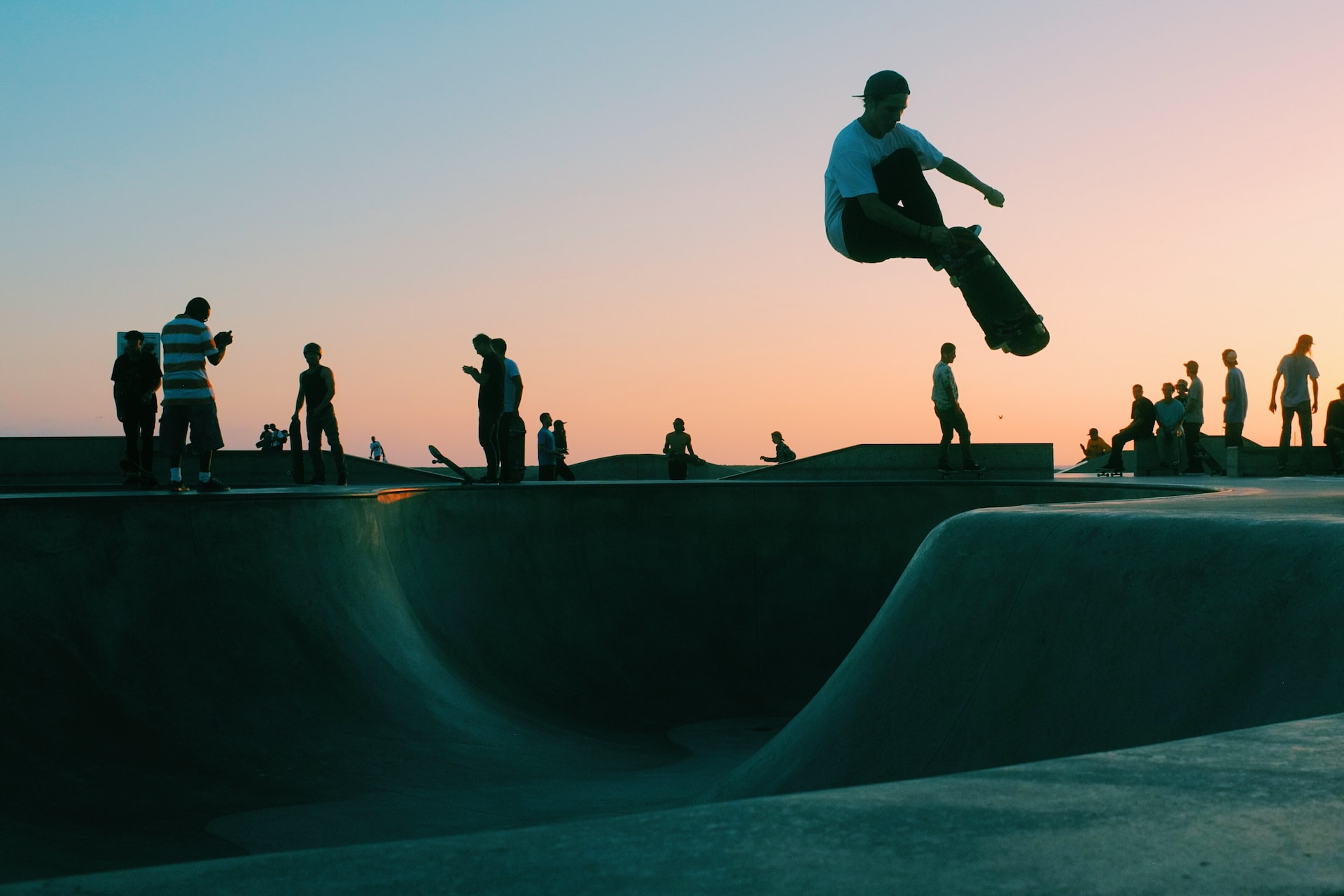 Titelseite -Stoppen. Gehen. Skateboard Geschäft. robson hatsukami morgan ISkeH2SLqNU unsplash